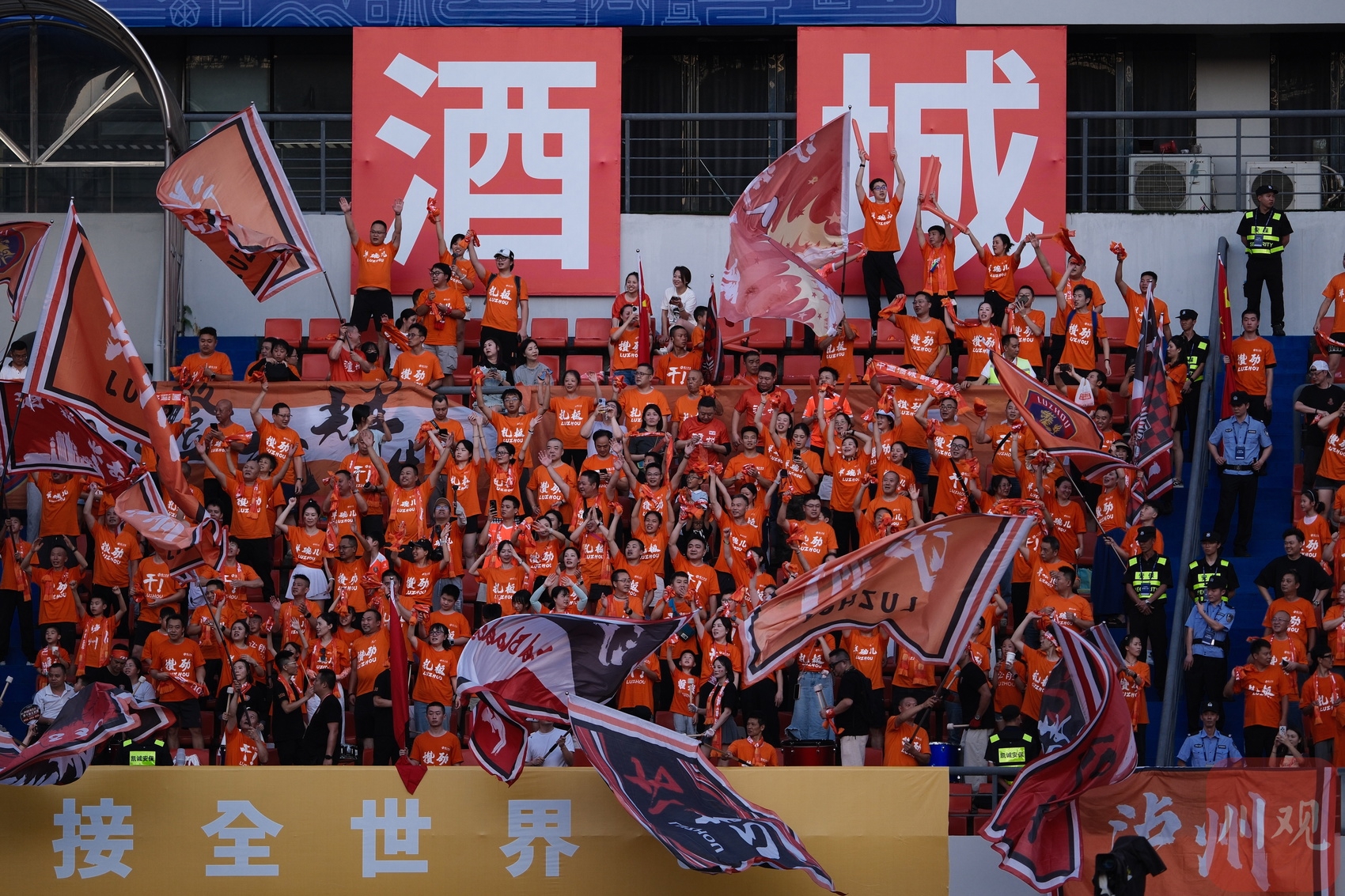 竞技场上情绪高涨!球迷期待看好戏 竞技场上情绪高涨!球迷期待看好戏